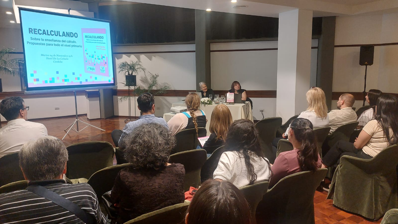 RECALCULANDO. Gran convocatoria para la presentación del libro de Liliana Eguiluz y Mabel Pujadas
